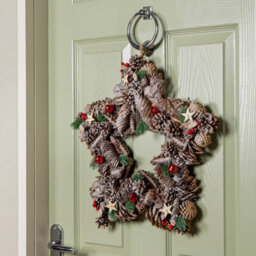 Samuel Alexander 45Cm Frosted Hanging Christmas Star Wreath With Red Jingle Bells & Wooden Stars - thumbnail 8