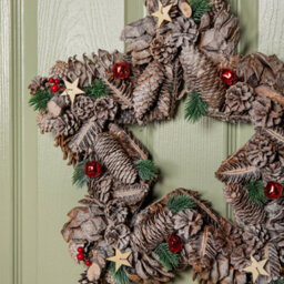 Samuel Alexander 45Cm Frosted Hanging Christmas Star Wreath With Red Jingle Bells & Wooden Stars - thumbnail 5