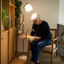 Daylight Anita Crafting Floor Lamp With Magnifier Phone Holder & 2600 Lux Led Lighting - thumbnail 3
