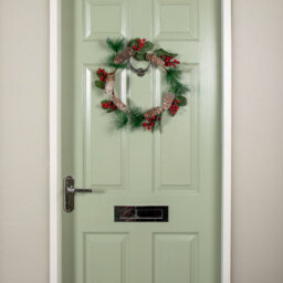 Samuel Alexander 40Cm Hanging Christmas Wreath With Red Berries And Pinecones - thumbnail 2