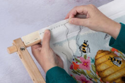 Milward Rotating Tapestry Frame - Beech Wood 22X15Cm Stitch-On Frame For Needlecraft & Embroidery - thumbnail 5