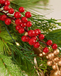 WeRChristmas Pre-Lit Decorated Mixed Tip Garland, Red And Gold, 9 Ft - thumbnail 6