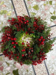 1Pc Artificial Christmas Red Berry Wreath For Front Door  Festive Holiday Door Decoration - thumbnail 3
