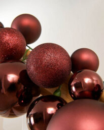 Werchristmas Burgundy Christmas Bauble Garland 9 Ft, 84 Shatterproof Baubles - thumbnail 6