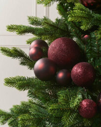 Werchristmas Burgundy Christmas Bauble Garland 9 Ft, 84 Shatterproof Baubles - thumbnail 3