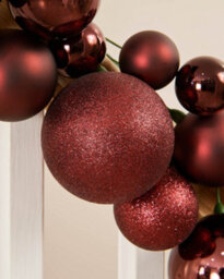 Werchristmas Burgundy Christmas Bauble Garland 9 Ft, 84 Shatterproof Baubles - thumbnail 5