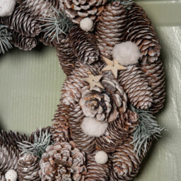 Samuel Alexander 36Cm Frosted Hanging Christmas Wreath With Pine Cones & Wooden Stars - thumbnail 4