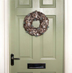 Samuel Alexander 36Cm Frosted Hanging Christmas Wreath With Pine Cones & Wooden Stars - thumbnail 5