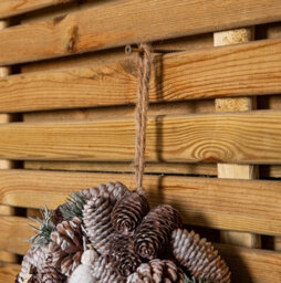 Samuel Alexander 36Cm Frosted Hanging Christmas Wreath With Pine Cones & Wooden Stars - thumbnail 8