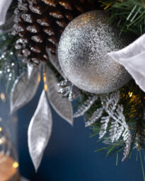 Werchristmas 60 Cm Pre-Lit Silver And White Decorated Artificial Christmas Wreath, 20 Warm White Leds - thumbnail 4
