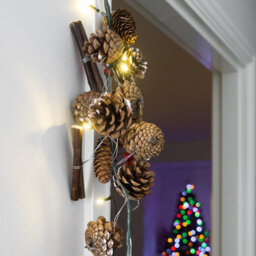 Globrite Pre-Lit Christmas Garland - 1.5M With 20 Warm White Leds - Battery Powered Pine Cones Decoration For Festive Home Décor - thumbnail 3