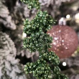 Samuel Alexander 96Cm Green Glitter Frosted Mini Leaf Wispy Christmas Stem Decoration - thumbnail 7