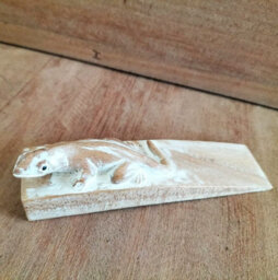 Hand-Carved Gecko Doorstop - Sustainable Wood - thumbnail 3
