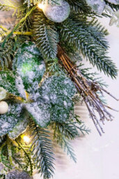 Christmas Tree World 50Cm Pre-Lit Frosted Decorated Pe Pine Wreath With White Berries - thumbnail 5