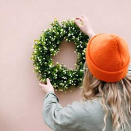 Primrose Baby's Breath Artificial Flower Wreath With Hanging Loop 45Cm - thumbnail 2