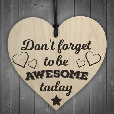 Red Ocean Don't Forget To Be Awesome Novelty Wooden Hanging Heart - image 1