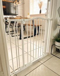 Safetots Curved Top Safety Gate, 152Cm - 161Cm, Matt White, Pressure Fit Stair Gate - thumbnail 9