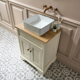 Homestylestore Antique White And Oak 645mm Bathroom Vanity Unit With Square Countertop Basin And Brushed Copper Square Handles - thumbnail 3