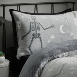 Catherine Lansfield Halloween Skeleton Fleece Glow In The Dark Duvet Cover Set With Pillowcases Grey - thumbnail 3