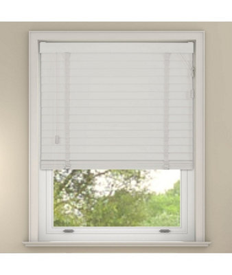 105Cm White Venetian Blind With Tapes 130Cm Drop