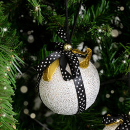 Melody Maison Set Of 3 Round White & Black Gold Ribbon Baubles - thumbnail 4