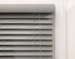 Lister Cartwright 50mm Woodgrain Fauxwood Venetian Blinds Windows Easy Fit Child Safety (Pewter, 145 Cm Width X 120 Cm Drop) - thumbnail 6