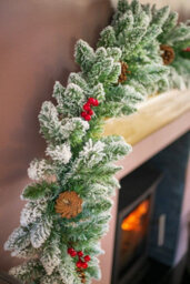 9Ft Artificial Snow Dusted Garland With Pinecones And Berries - thumbnail 7