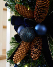 WeRChristmas 60 Cm Pre-Lit Navy Christmas Garland Swag, 30 Warm White Leds - thumbnail 5