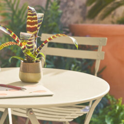 Sweeek - Round Folding Metal Bistro Garden Table With 2 Chairs Beige 60X60X71 Cm - Emilia - thumbnail 4