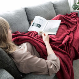 Ameha Fleece Plain Blanket, Lightweight & Reversible Throw For Travel, Bed & Sofa Blanket, Red King 200X240Cm - thumbnail 7