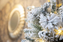 Shatchi Pre Lit Potted Snow Flocked Christmas Tree With Pine Cones And Red Berries Snowy Tips 80-100 Warm White Led Lights
