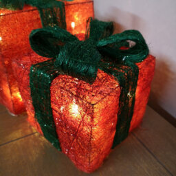 Samuel Alexander Set Of 3 Led Battery Powered Light Up Christmas Present Boxes In Red & Green - thumbnail 3