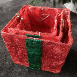 Samuel Alexander Set Of 3 Led Battery Powered Light Up Christmas Present Boxes In Red & Green - thumbnail 6
