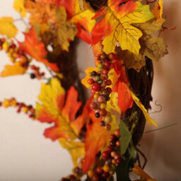 Living And Home Artificial Maple Leaves Wreath With Berries Harvest Halloween Decor 45 Cm - thumbnail 7