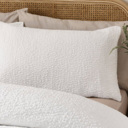 Catherine Lansfield Crinkle Seersucker Super King Duvet Cover Set With Pillowcases White - thumbnail 2