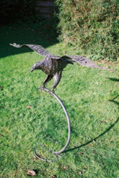 Inspirational Gifting Gliding Eagle Bird Sculpture Metal Garden Ornament On Stand - thumbnail 1