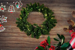 Shatchi 55Cm Pre-Lit Green Christmas Wreath Alaskan Pine With 30 Warm White Leds - thumbnail 4