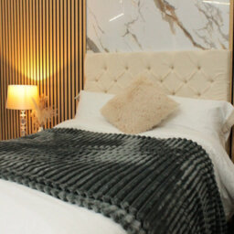 "Urban Textures Luxury 26"" High Boucle Fabric Upholstered Chesterfield Bed Headboard - Cream"