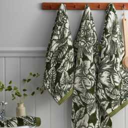 Burleigh x Bedeck of Belfast Hibiscus Bath Towel, Green - thumbnail 2