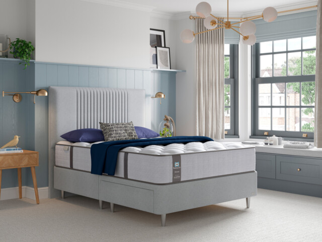Sealy Newton Posturepedic Divan Bed Set On Glides - image 1