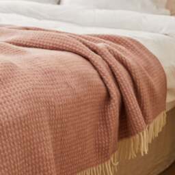 Tweedmill Textiles Extra Large Pure New Wool Waffle Throw - Dusky Pink - 240 x140cm - thumbnail 2