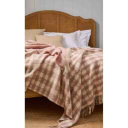 Bronte By Moon British Lambswool Throw - Spiral - Pink - thumbnail 2