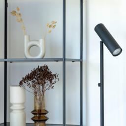 Yacolt Black Metal Floor Lamp - thumbnail 2