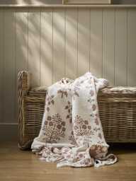 Heritage Pink Tasselled Throw - thumbnail 2