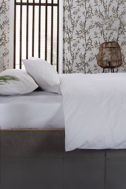 The Lyndon Company Luxury 200 Thread Count 100% Cotton Fitted Sheets in White - Size: King Fitted - image 1