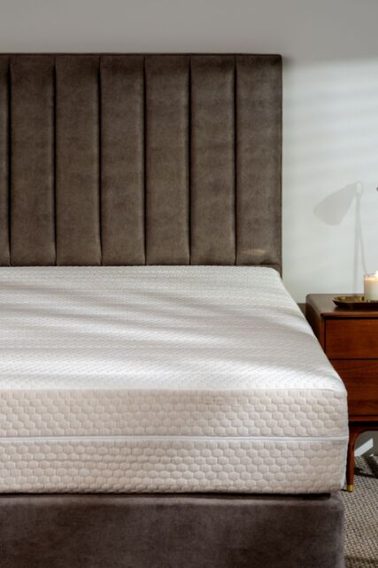 Soak&Sleep Zoned Hybrid Memory Foam Mattress in White - Size: Double - image 1