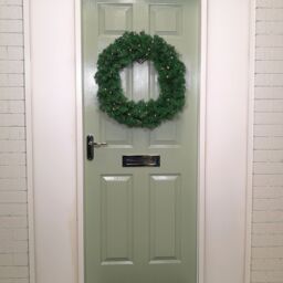 Samuel Alexander 60cm Pre Lit Plain Green Christmas Wreath with Warm White LEDs & 160 Tips - thumbnail 3