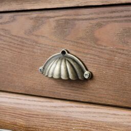 Melody Maison Antique Brass Scalloped Cup Pull Handle in Gold - thumbnail 2