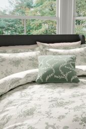 V & A 'Garden Of Love' Cotton Duvet Cover Set in Green - Size: Double - thumbnail 2