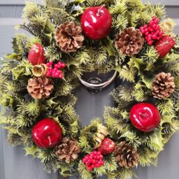 Samuel Alexander Premier 45cm Indoor / Outdoor Christmas Wreath Decoration - Red & Green - thumbnail 6